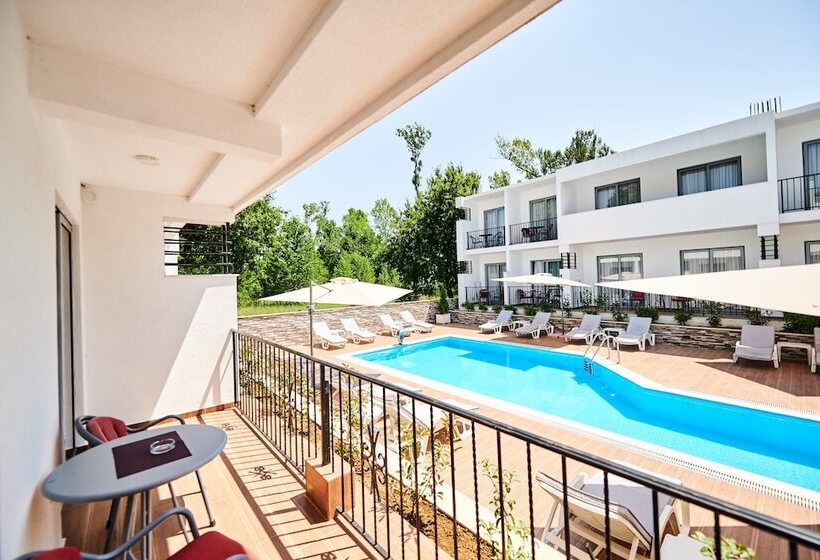 Standard Triple Room Pool View, Halibas