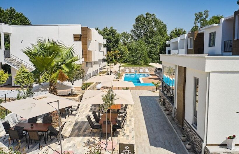Standard Triple Room Pool View, Halibas