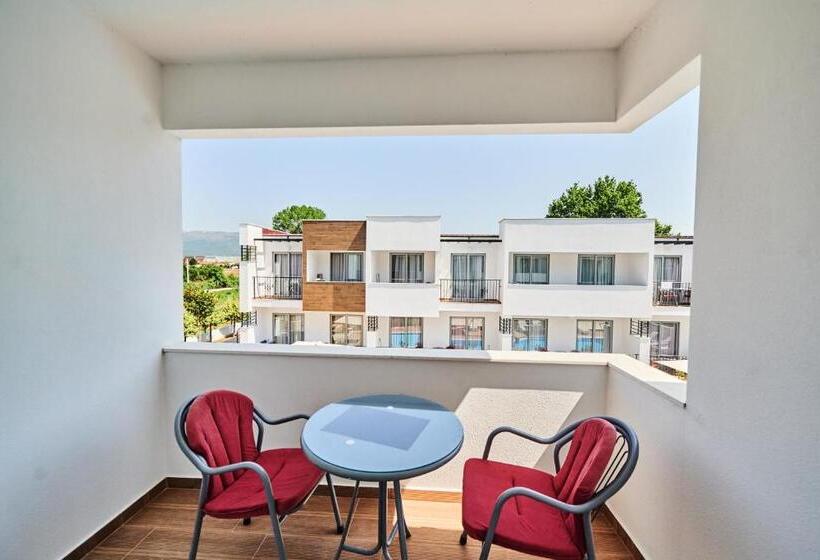 Standard Triple Room Pool View, Halibas