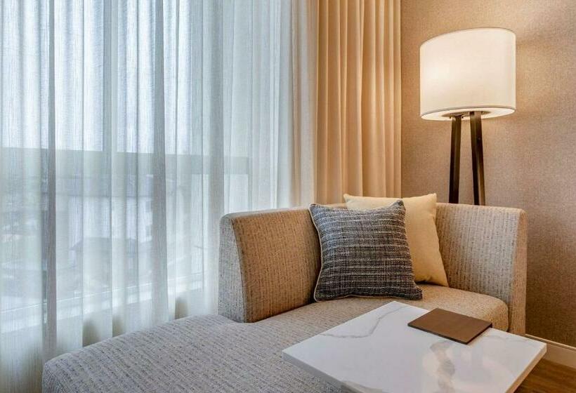 适合残疾人士使用的带超级大床的标准间, Centro Sonoma Wine Country, Tapestry Collection Hilton