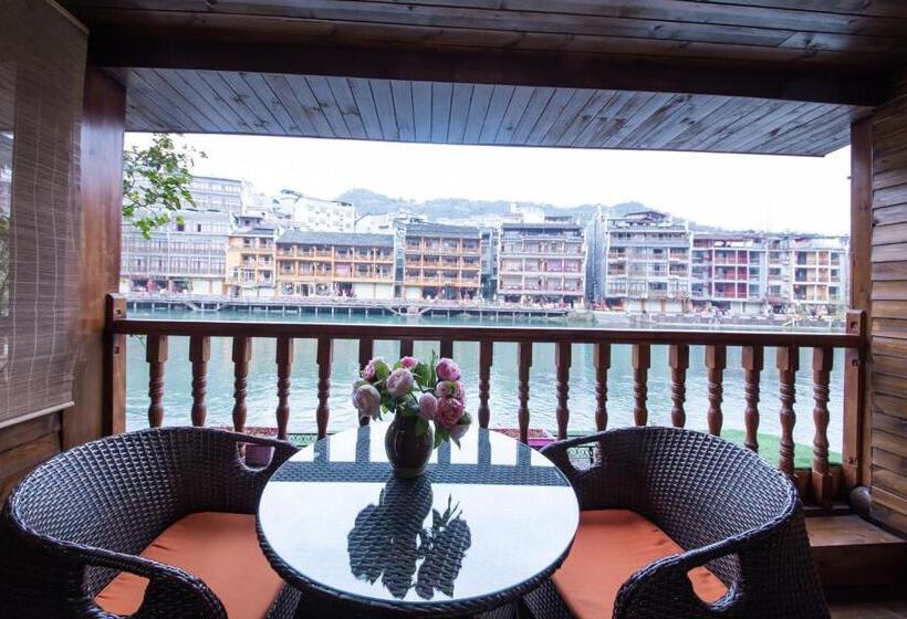 اتاق استاندارد با چشم‌انداز رودخانه, Flower Time Inn