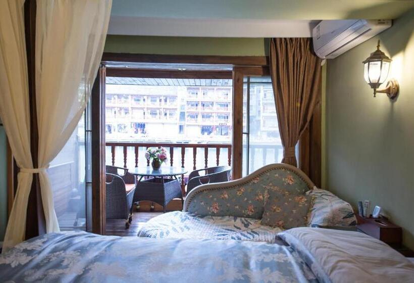 اتاق استاندارد با چشم‌انداز رودخانه, Flower Time Inn