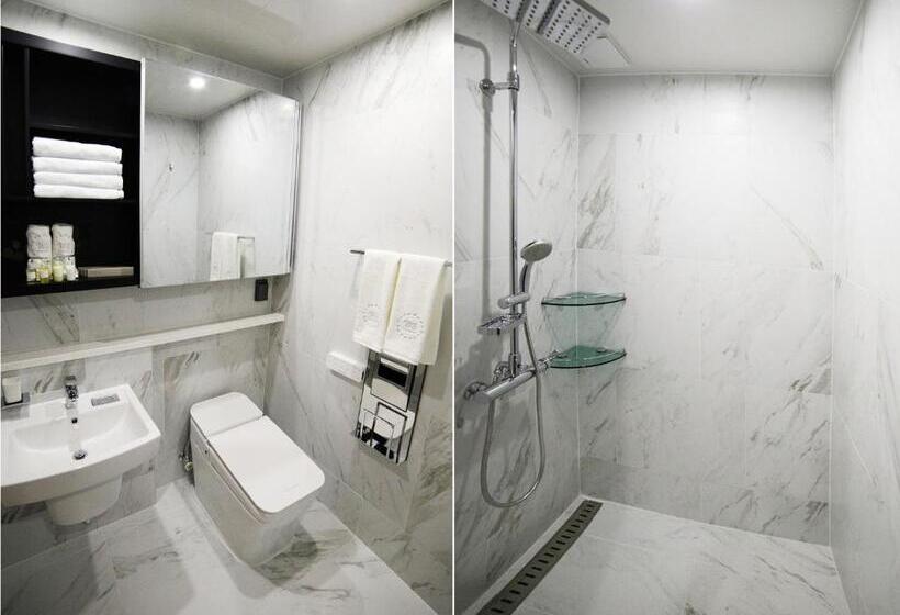 اتاق سه نفره سوپریور با چشم‌انداز دریا, World State Hotel Sokcho