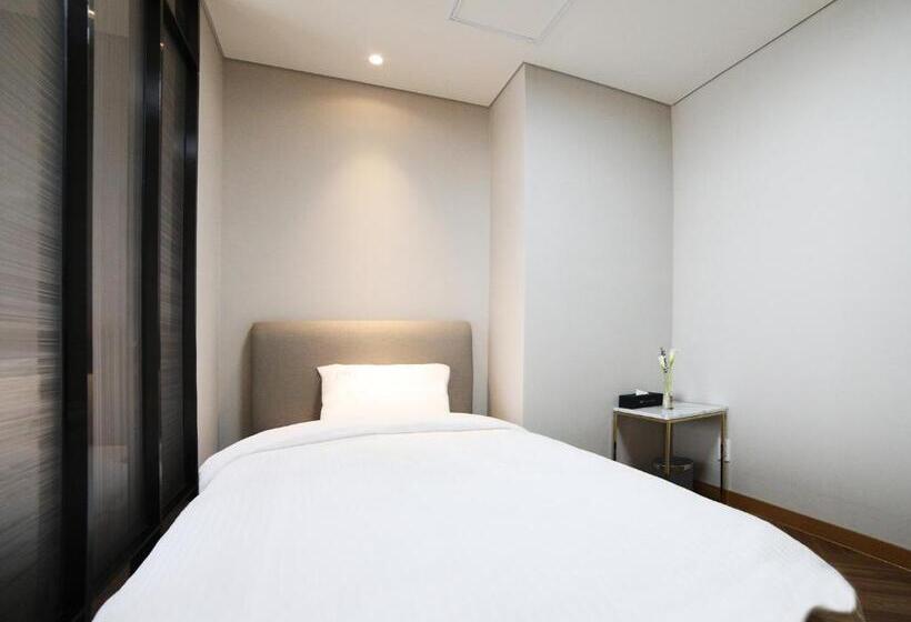اتاق سه نفره سوپریور با چشم‌انداز دریا, World State Hotel Sokcho