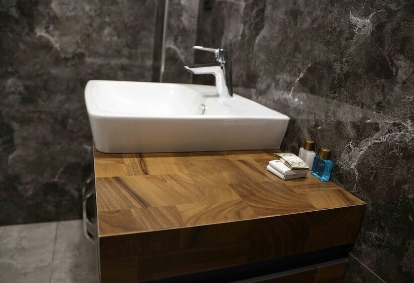 Номер Deluxe, Ladik