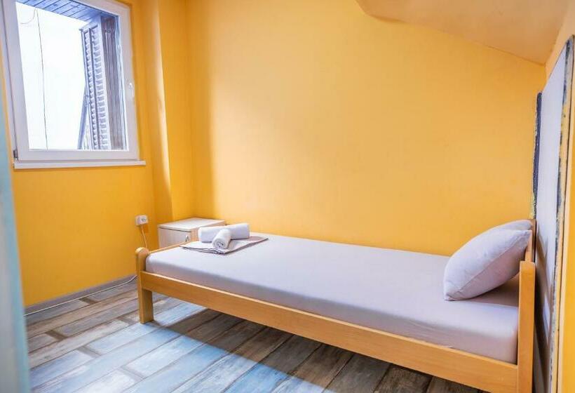 اتاق اکونومی یک تخته, Passenger Hostel