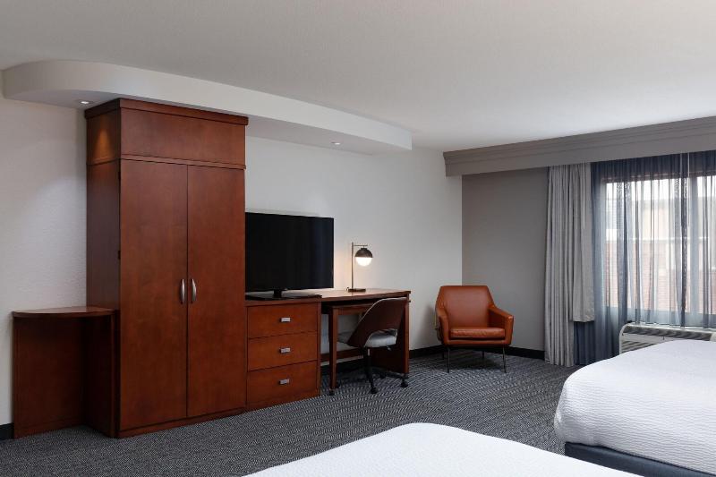 Superior Room, Four Seasons Hotel London At Park Lane