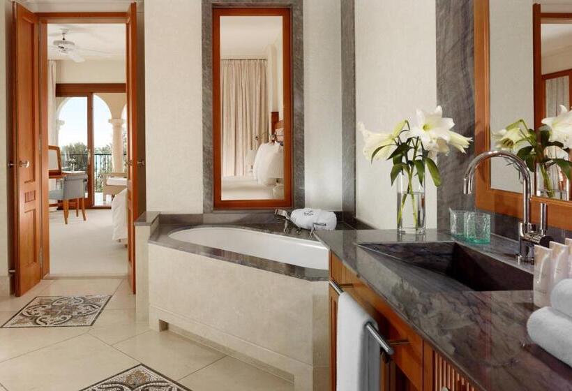 سوییت جونیور با چشم‌انداز دریا, The St. Regis Mardavall Mallorca Resort