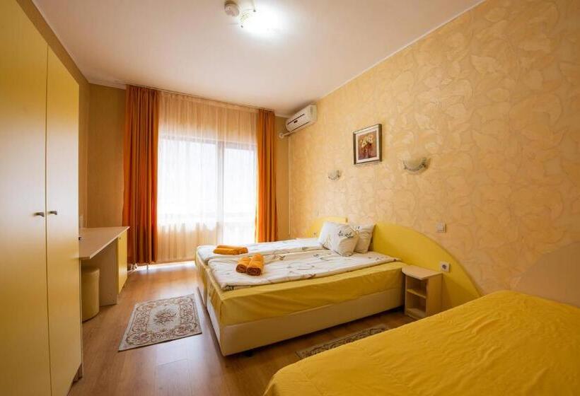 Трехместный Номер Стандарт с Балконом, Family Hotel Enica