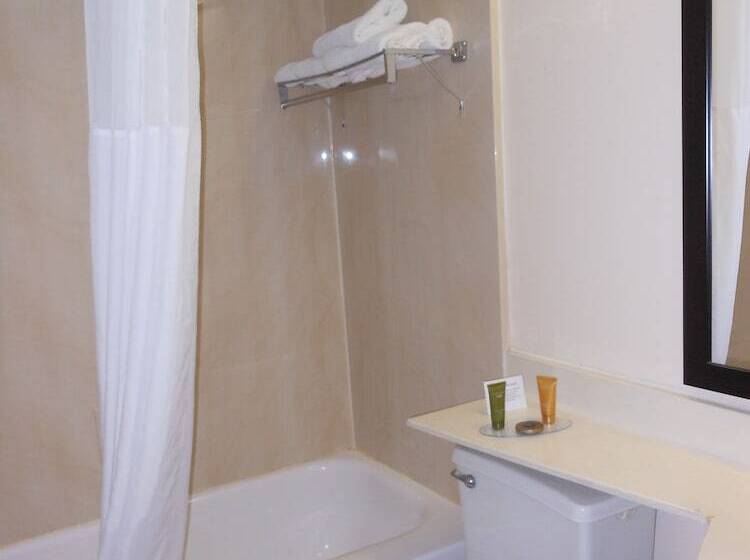 חדר סטנדרט שתי מיטות זוגיות, Ramada By Wyndham Davenport Orlando South