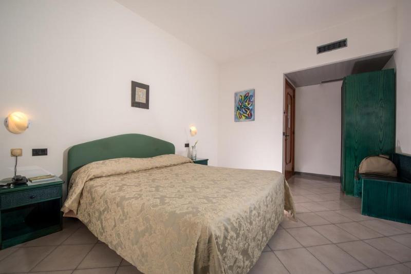 اتاق استاندارد چهارنفره با چشم‌انداز باغ, Albergo Diffuso Bacco Furore