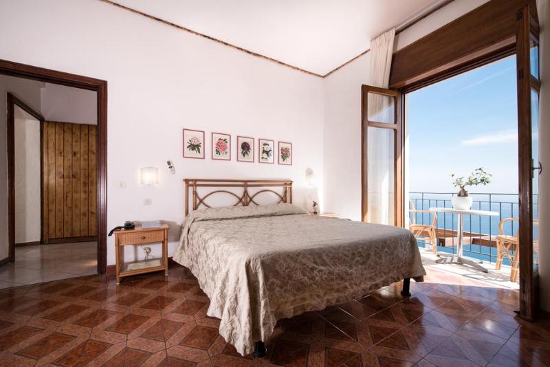 اتاق استاندارد چهارنفره با چشم‌انداز باغ, Albergo Diffuso Bacco Furore