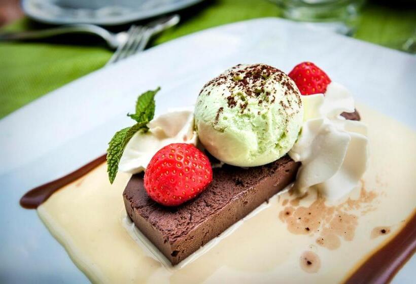 Номер Стандарт Трехместный, Logis Hôtel Restaurant Le Mont Aigoual