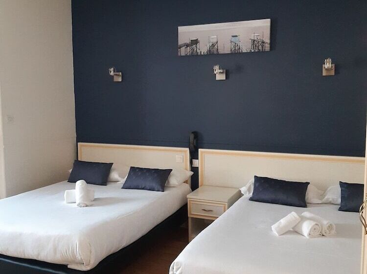 Четырехместный Номер Стандарт, Logis Hostellerie Du Cheval Blanc