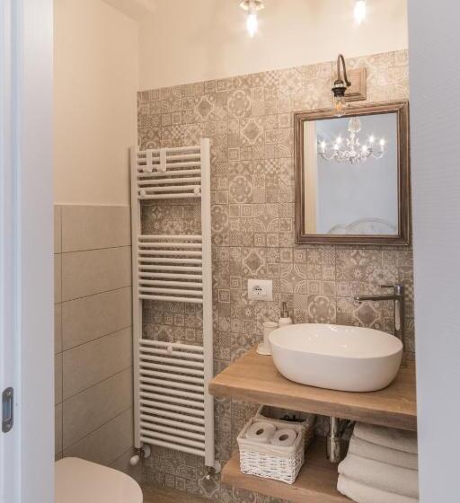اتاق لوکس با تخت بزرگ, Pistoia Luxury Suite