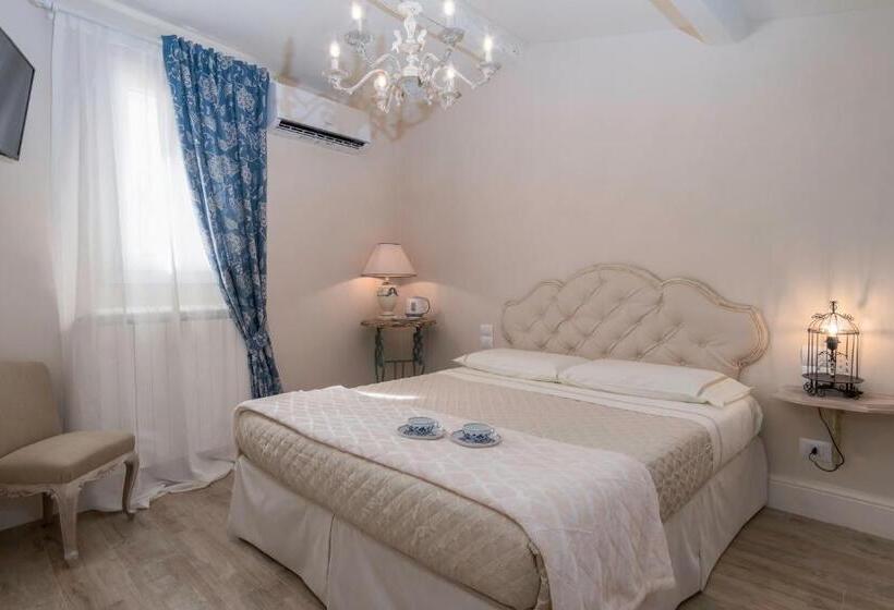 اتاق لوکس با تخت بزرگ, Pistoia Luxury Suite