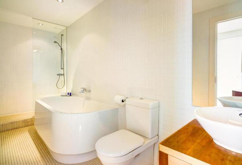 جناح جونيور, Apex City Quay Hotel & Spa