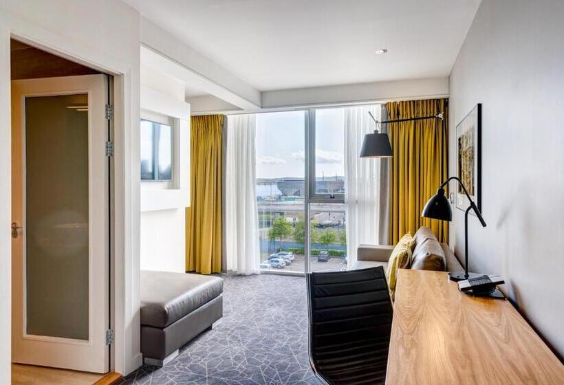 جناح جونيور, Apex City Quay Hotel & Spa