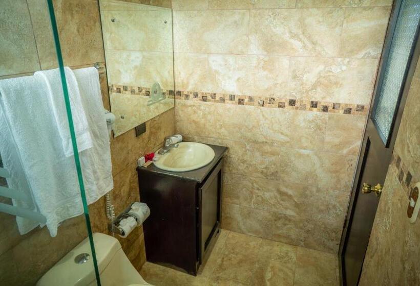بانگلوی استاندارد, Montana De Fuego All Inclusive