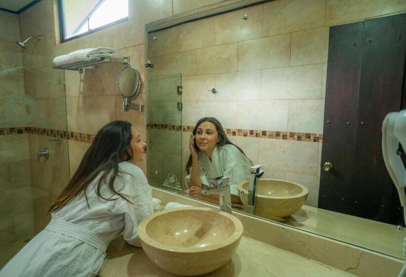 بانگلوی سوپریور, Montana De Fuego All Inclusive