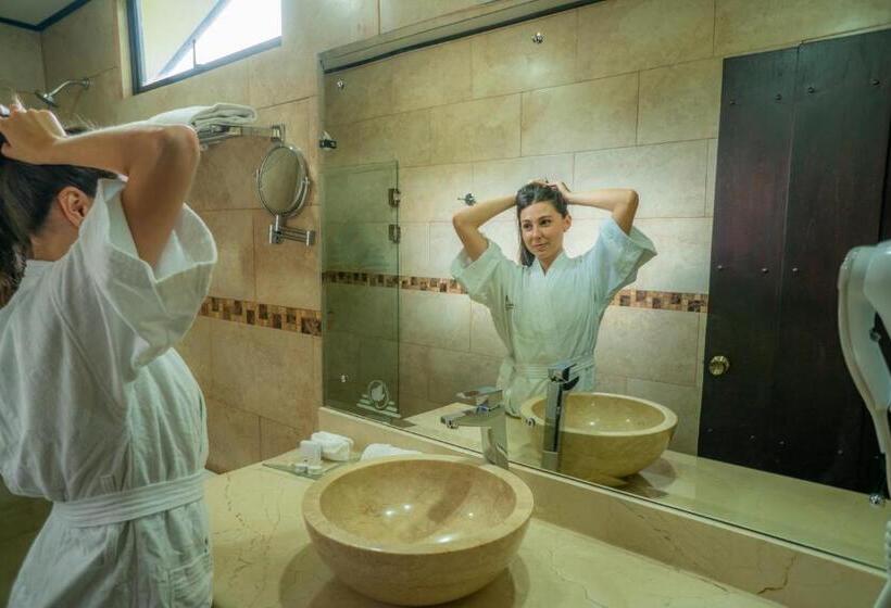 بانگلوی سوپریور, Montana De Fuego All Inclusive