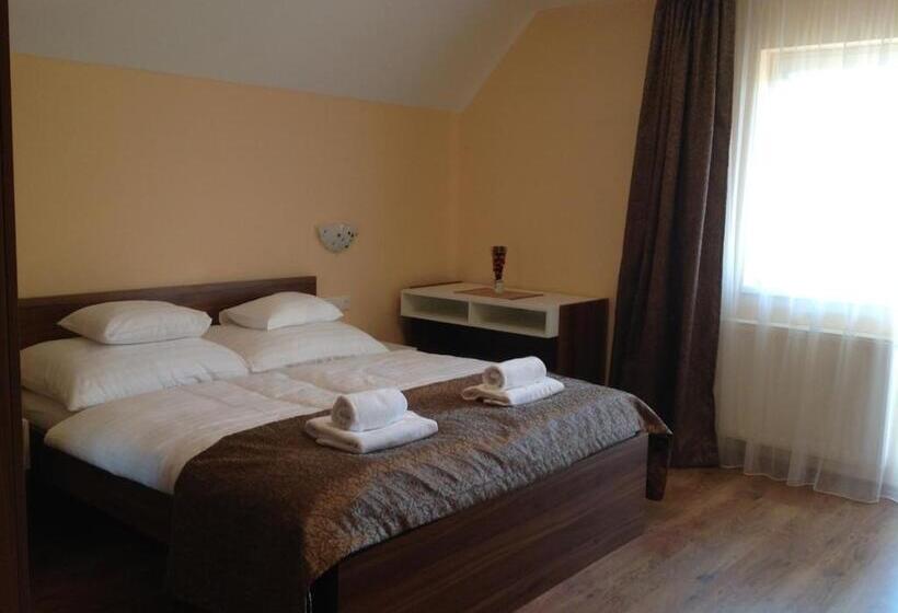 اتاق پریمیوم چهارنفره, Attila Apartmanház