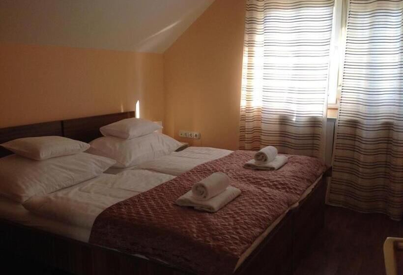 سوییت خانوادگی, Attila Apartmanház