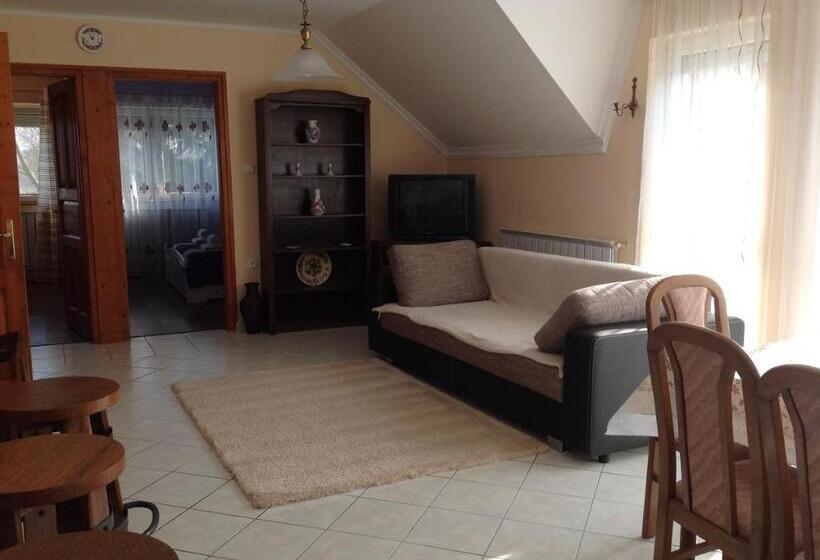 سوییت خانوادگی, Attila Apartmanház