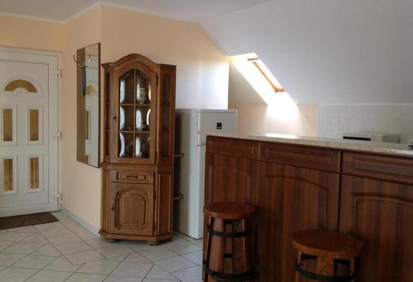 سوییت خانوادگی, Attila Apartmanház