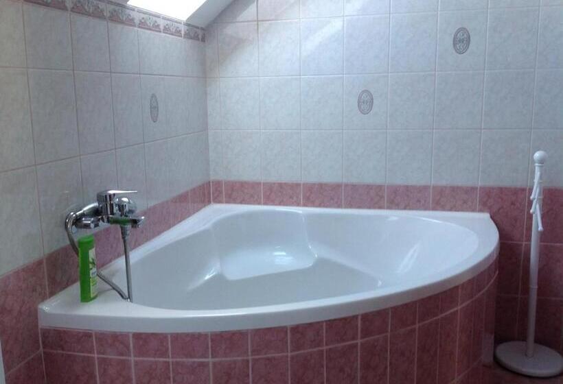 سوییت خانوادگی, Attila Apartmanház