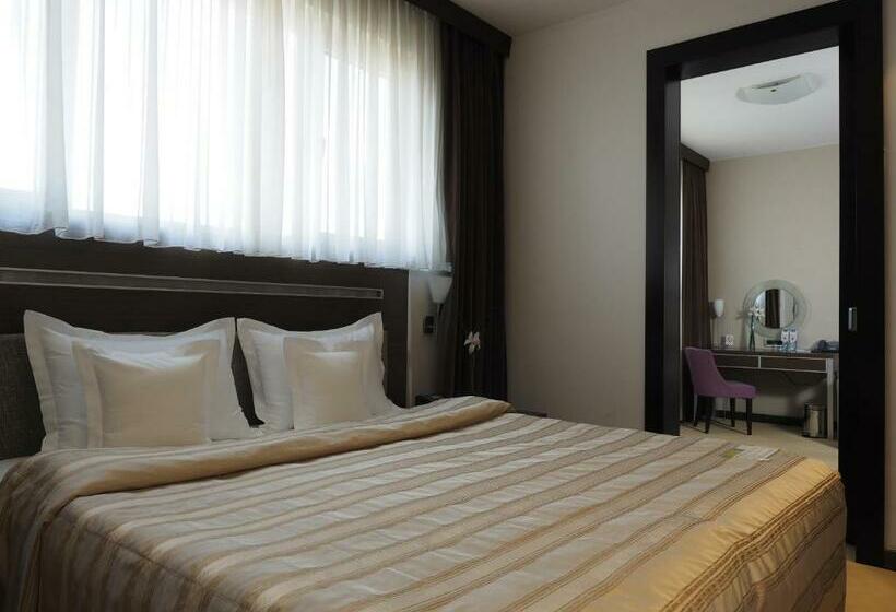 سوییت جونیور, In Hotel Beograd