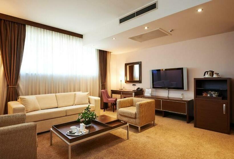 سوییت جونیور, In Hotel Beograd