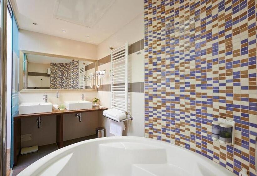 سوییت سوپریور, In Hotel Beograd