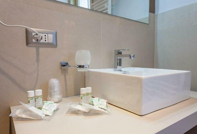 اتاق استاندارد چهار تخته, Five Rooms Brolo