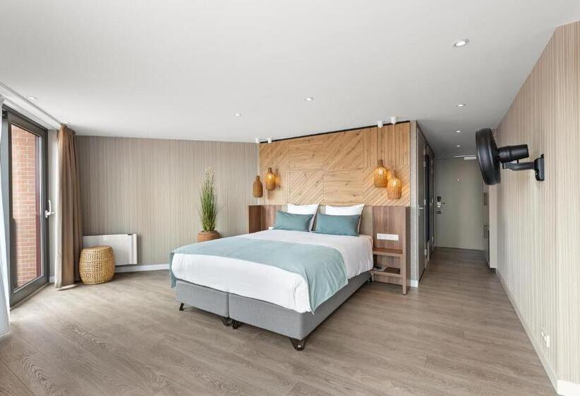 سوییت جونیور با بالکن, Suites Boulevard 17