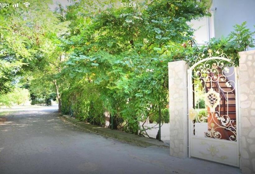 اتاق لوکس, Secret Garden House