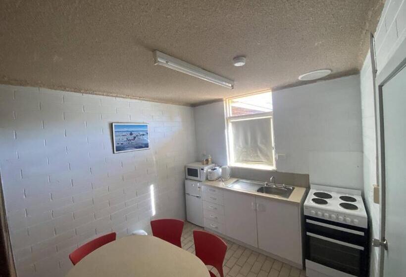 غرفة عائلية, Capri Motel