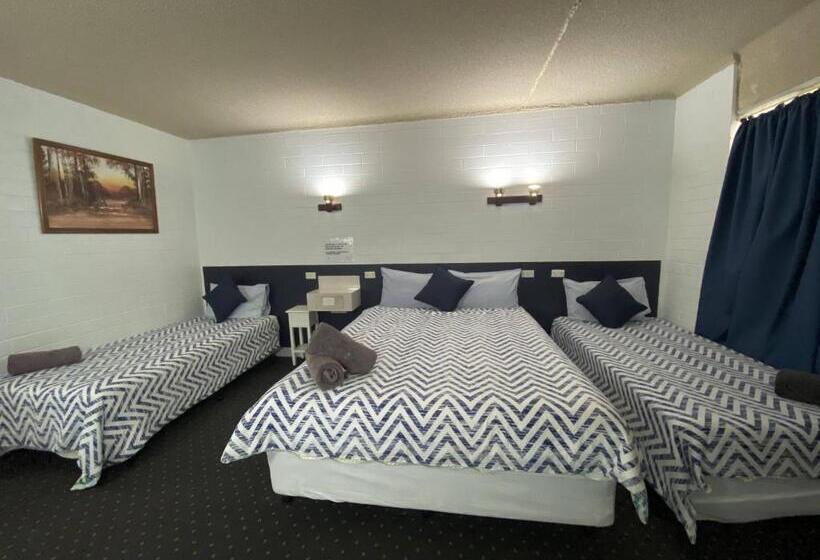 غرفة عائلية, Capri Motel