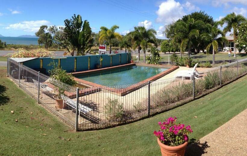 اتاق خانوادگی, Ocean View Motel Bowen