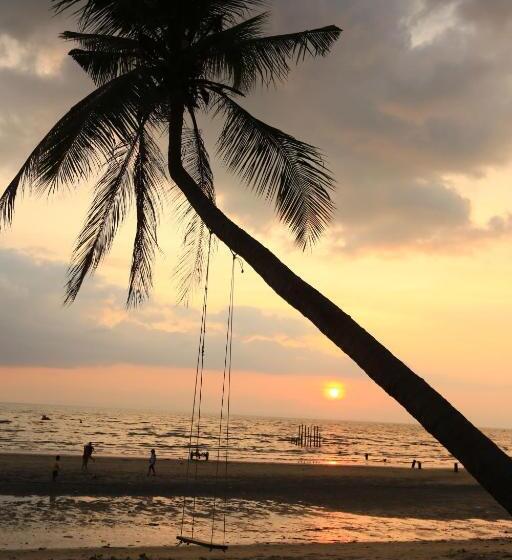 اتاق خانوادگی با چشم‌انداز باغ, Meet The Sea Resort