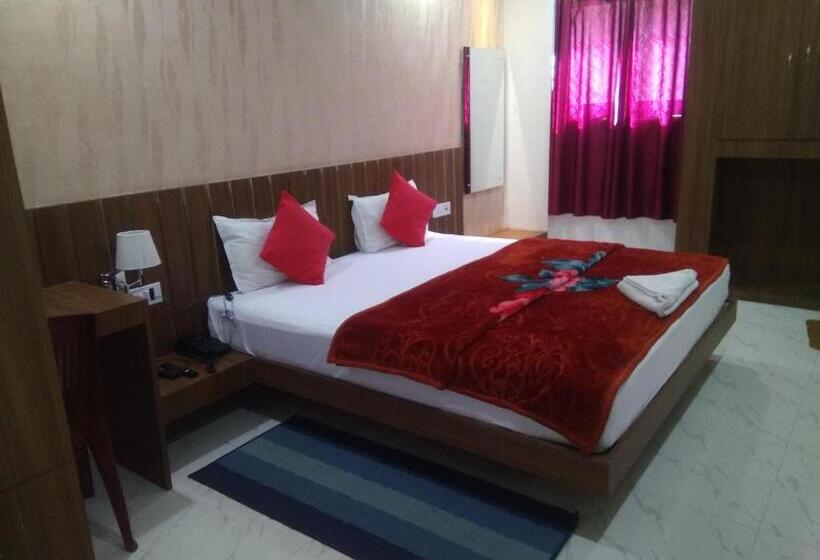 اتاق خانوادگی, Rudraksha Inn