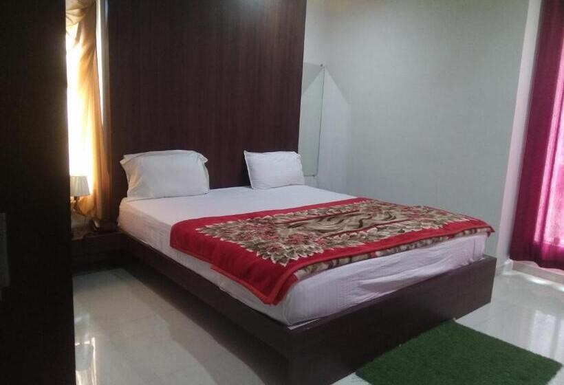 اتاق خانوادگی, Rudraksha Inn