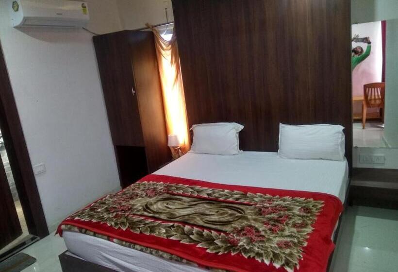 اتاق خانوادگی, Rudraksha Inn