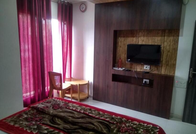 اتاق خانوادگی, Rudraksha Inn
