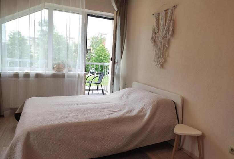 آپارتمان 1 خوابه با چشم‌انداز باغ, Family House