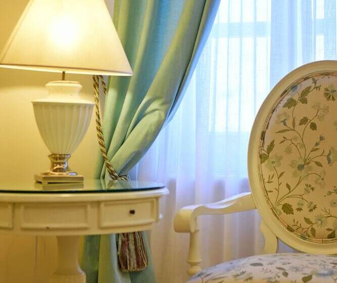 اتاق کلاسیک, Angelica Boutique