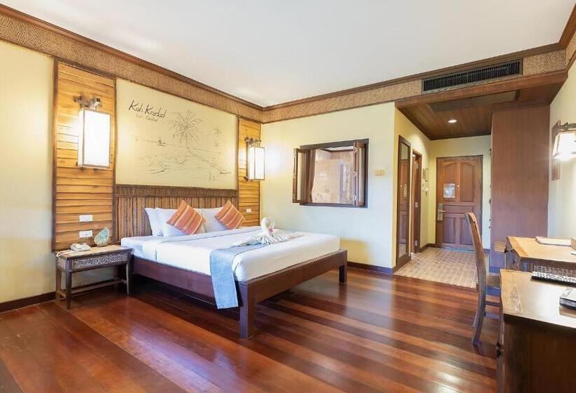اتاق استاندارد با چشم‌انداز استخر, Banpu Resort Trat