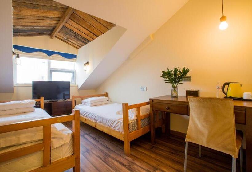 Habitaci�n Est�ndar Abuhardillada, Kaiyue Hotel Zhongshan Road St Michael S Cathedral And Zhanqiao Pier Qingdao