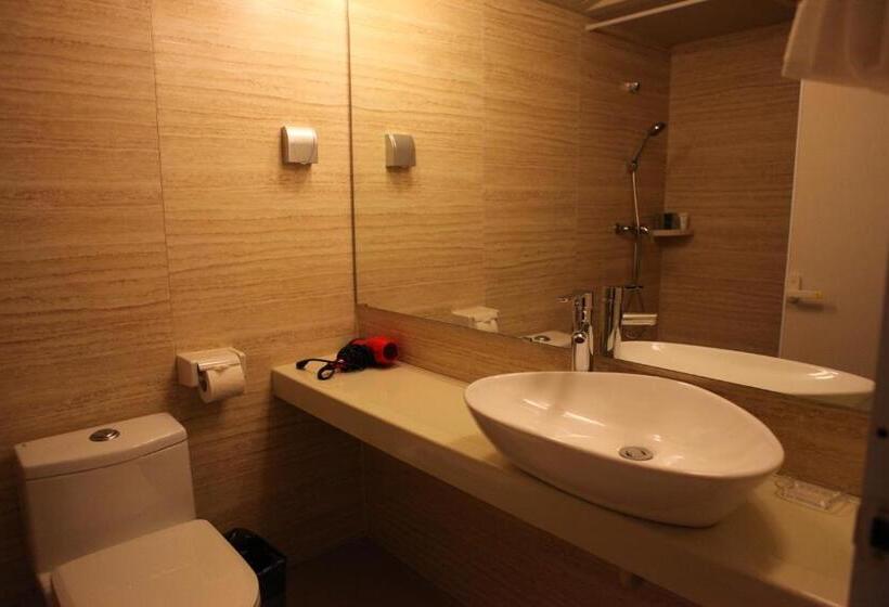 اتاق لوکس با تخت بزرگ, Kaiyue Hotel Zhongshan Road St Michael S Cathedral And Zhanqiao Pier Qingdao
