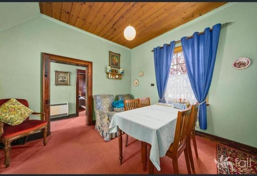 Семейный Номер, Sorell Barracks